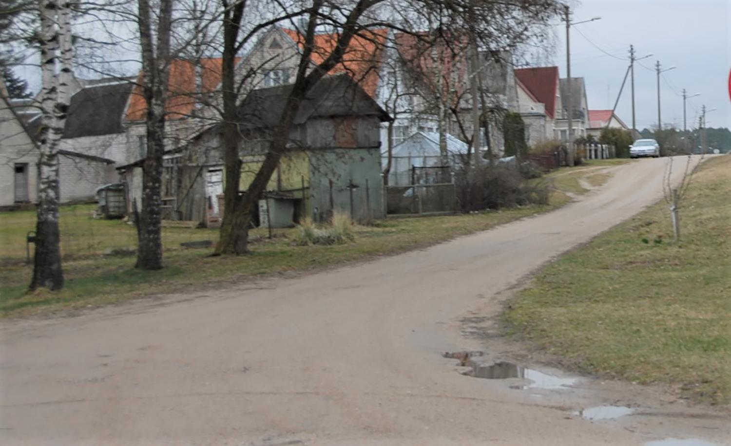 Šiemet miesto gatvės nedulkės / Žvyruotų Ukmergės gatvių priežiūra šiemet bus kitokia nei visada.  Gedimino Nemunaičio nuotr.