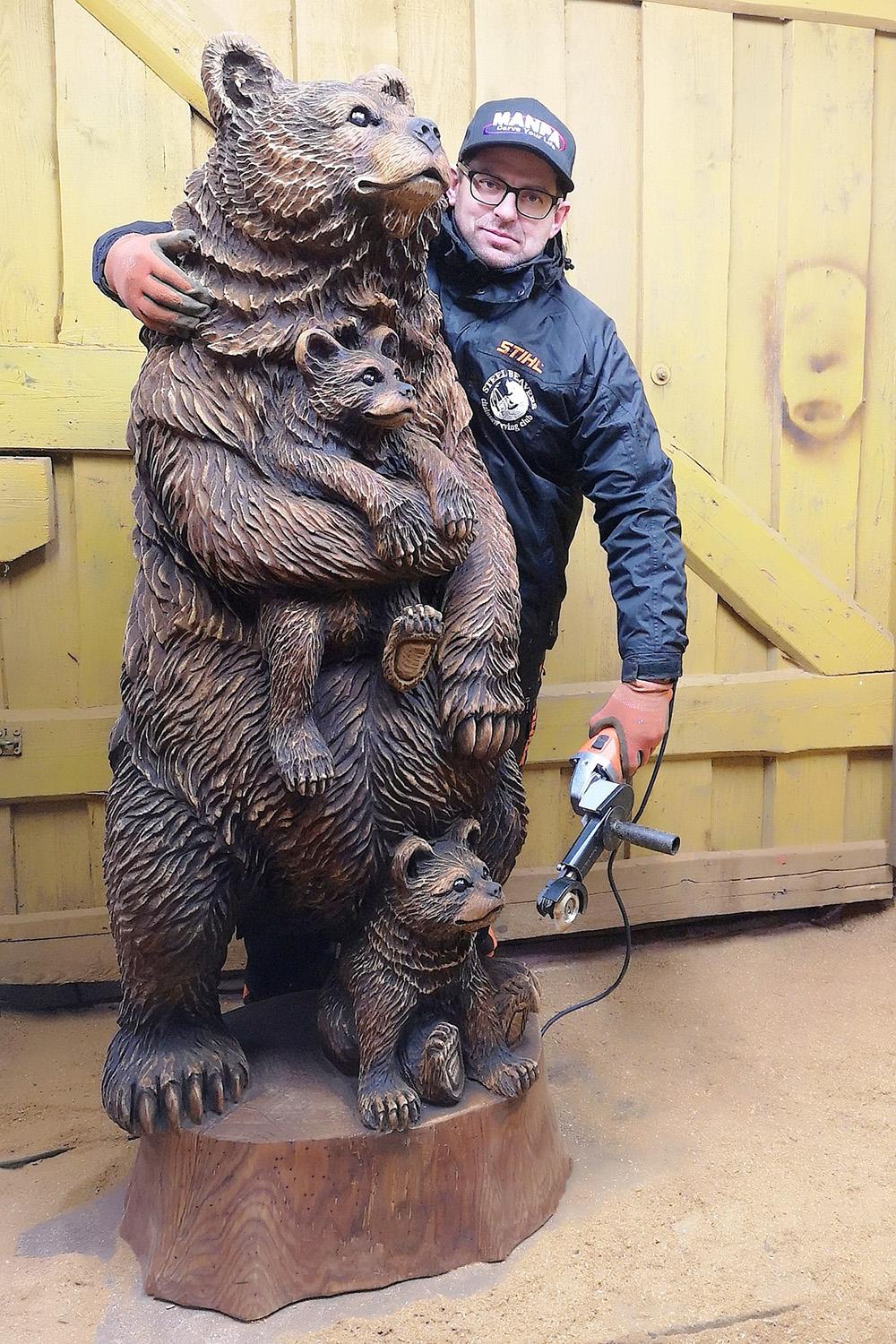 Siesikiečio rankose medis tampa kūriniais / Meška su vaikais labai greitai surado namus.  Asmeninio archyvo nuotr.