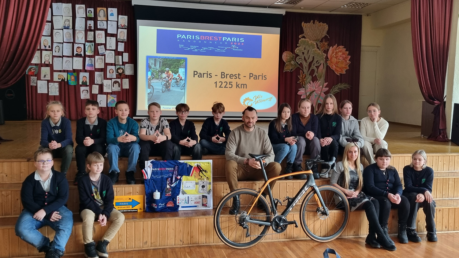 pedagogės G. Tuzikienė ir V. Černiauskienė bei progimnazijos direktorius D. Kaplūnas.