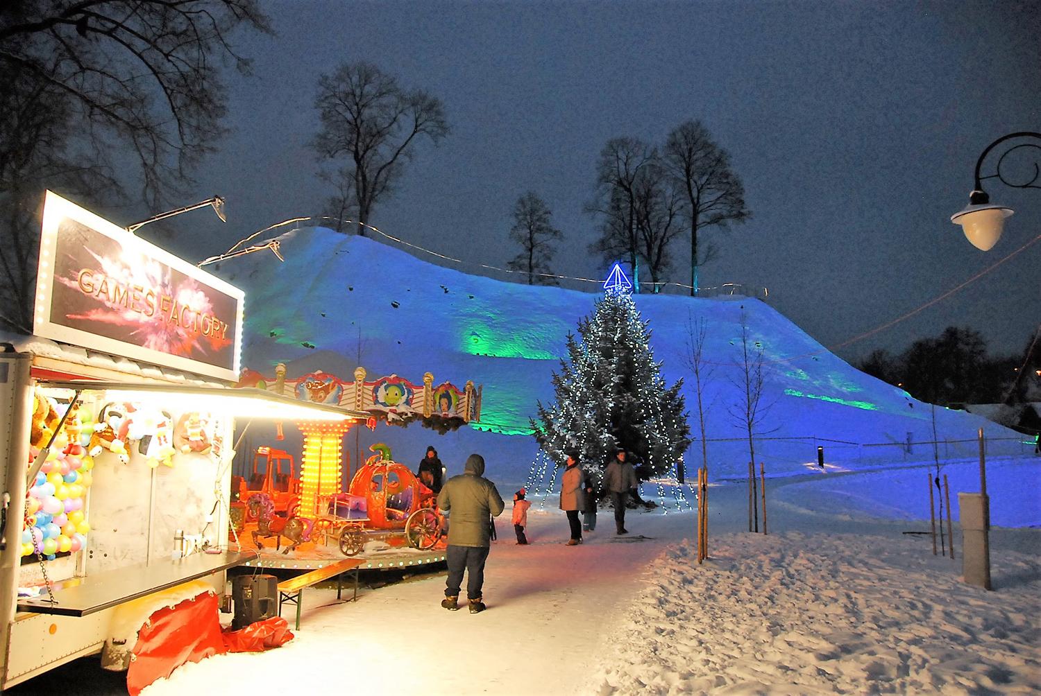 Šįmet miestą Kalėdoms puoš profesionalai / Gedimino Nemunaičio nuotr. Puošiant miestą