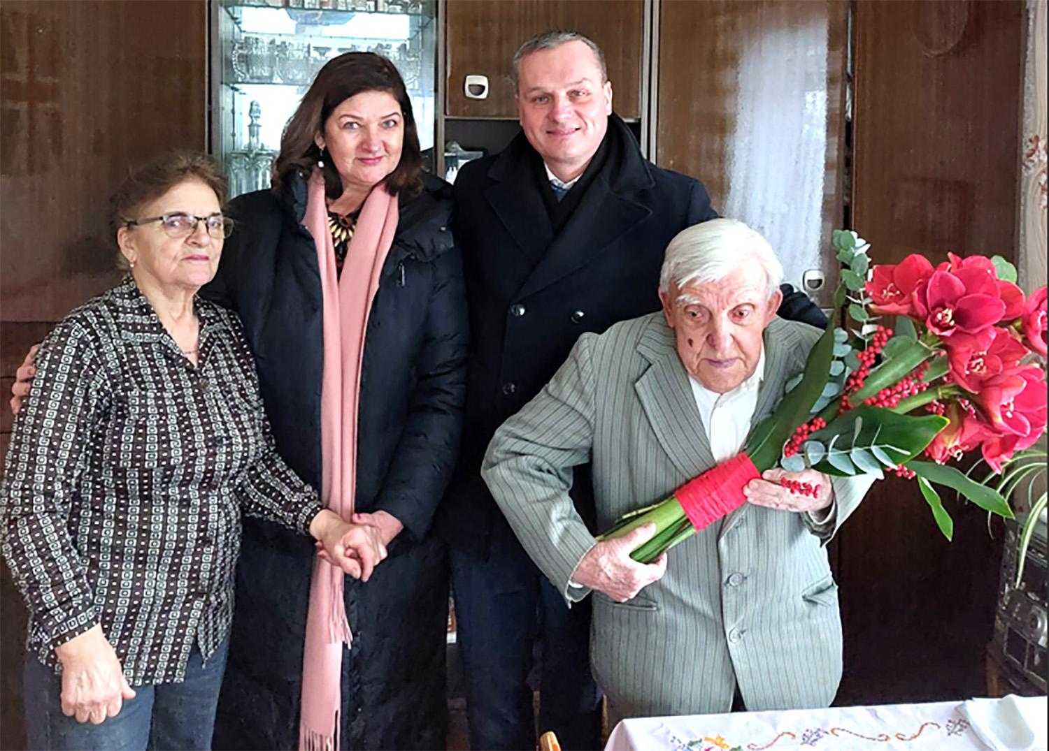 Šimtamečio ukmergiškio ilgaamžiškumo paslaptis – didelė meilė sau / Pasveikinti artimųjų prižiūrimo jubilijato atvyko rajono vadovai.