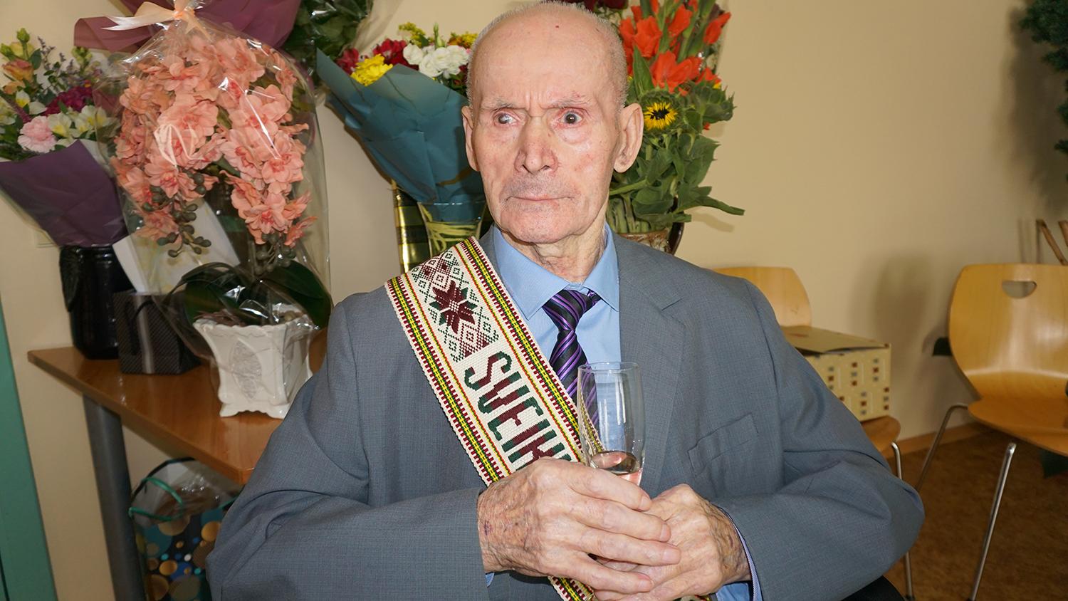 Šimtametis nusiteikęs gyventi dar ne vienus metus / Autorės nuotr. Šimtametis Alfonsas Lapka.