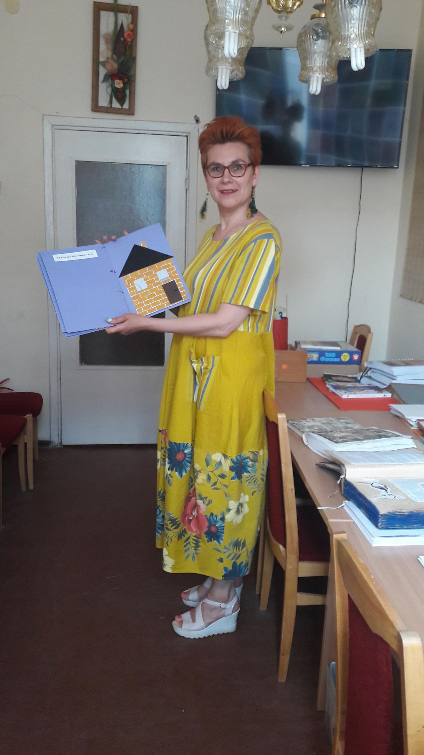 Skaitymo džiaugsmų semiasi iš įgarsintų knygų / Asmeninio archyvo nuotr. Knygelė liečiamais paveikslėliais nematantiems vaikams. Ją