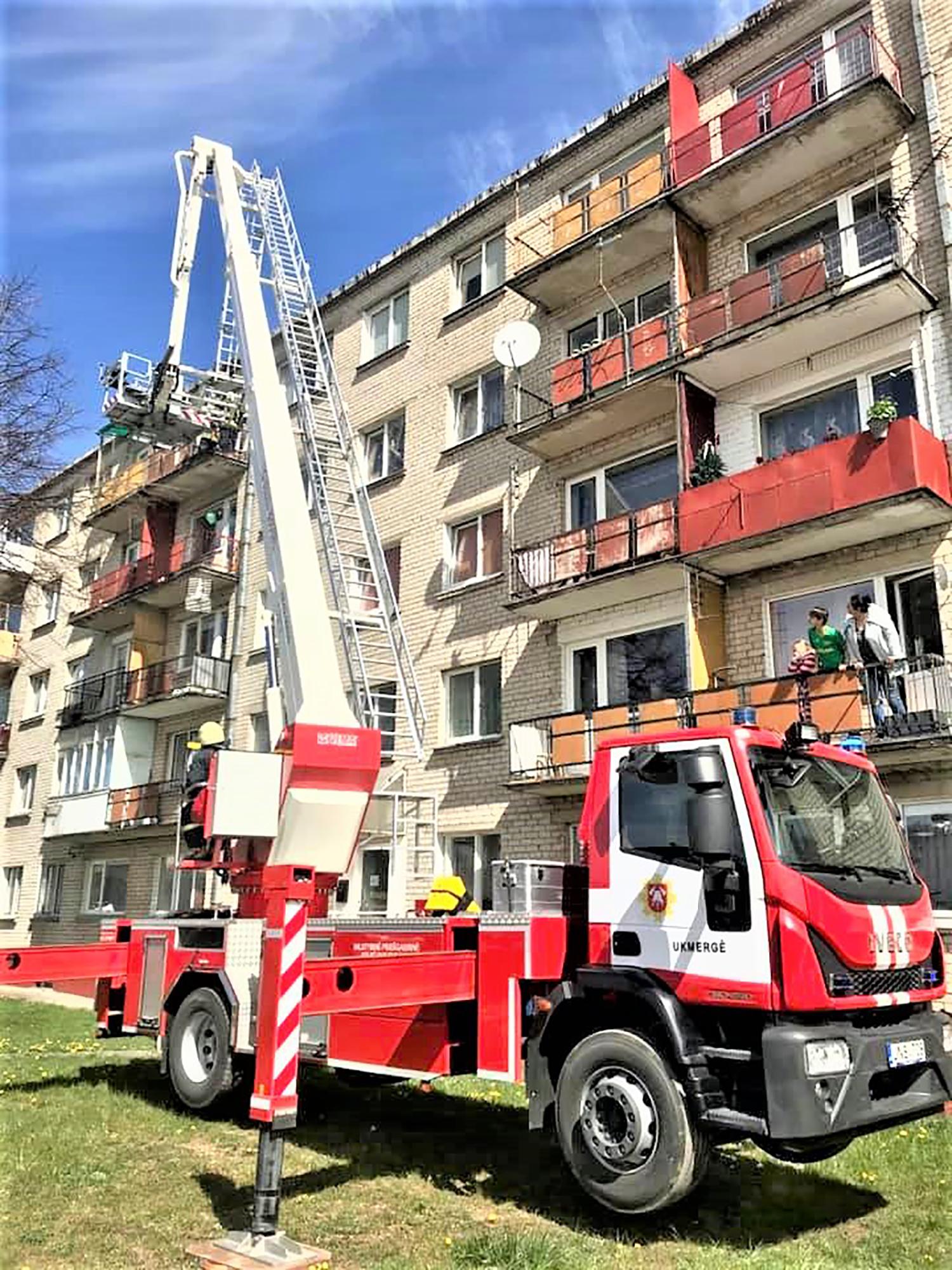 Skubėjo į pagalbą ir gaisrus / Vaduota 5 aukšto balkone įstrigusi moteris.   Ukmergės PGT nuotr.