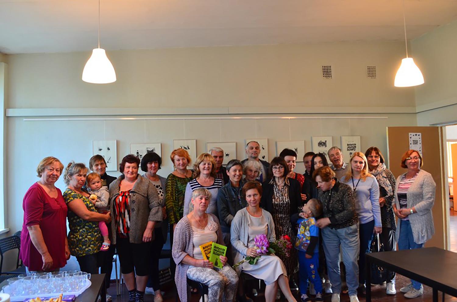 Sližių bibliotekoje – iliustracijų paroda / Į renginį susirinko žymūs dailininkai