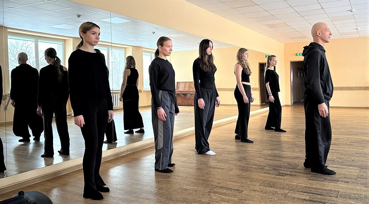 Šokio spektaklį Ukmergėje pristatys pasaulinio lygio menininkas / Svetlanos Baturos nuotr. Phil Von pristatė šokėjoms įvairias technikas.