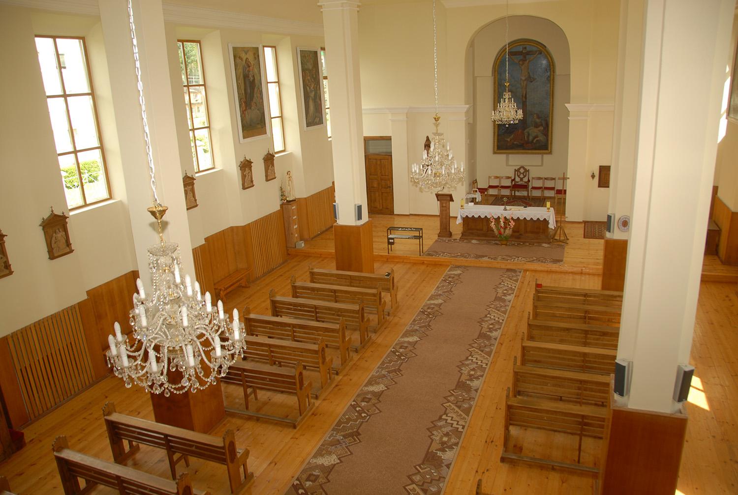 Stabdomos viešos pamaldos bažnyčiose / Kristaus gimimo šventę bažnyčios sutiks be tikinčiųjų.