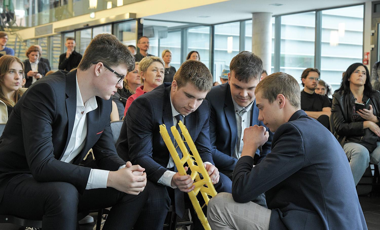 Statė tiltus iš makaronų – iškovojo antrą vietą / Alekso Jauniaus nuotr. Taujėnų gimnazijos komanda puikiai pasirodė „Makaronų tiltai 2023“ čempionate.