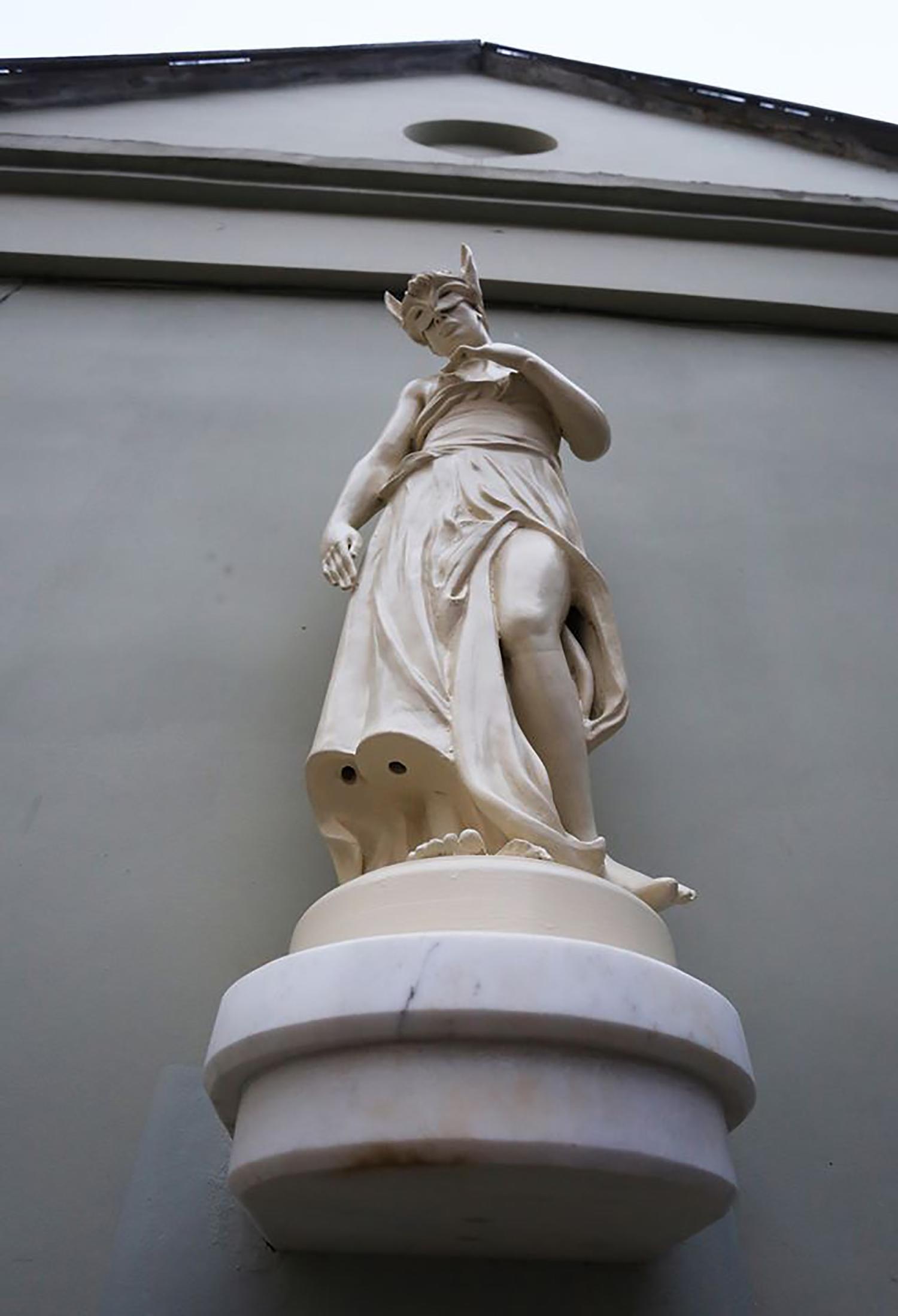 Statinį papuošė „Vilkmergė“ / Dainiaus Vyto nuotr. Pastato fasadą papuošė „Vilkmergė“.