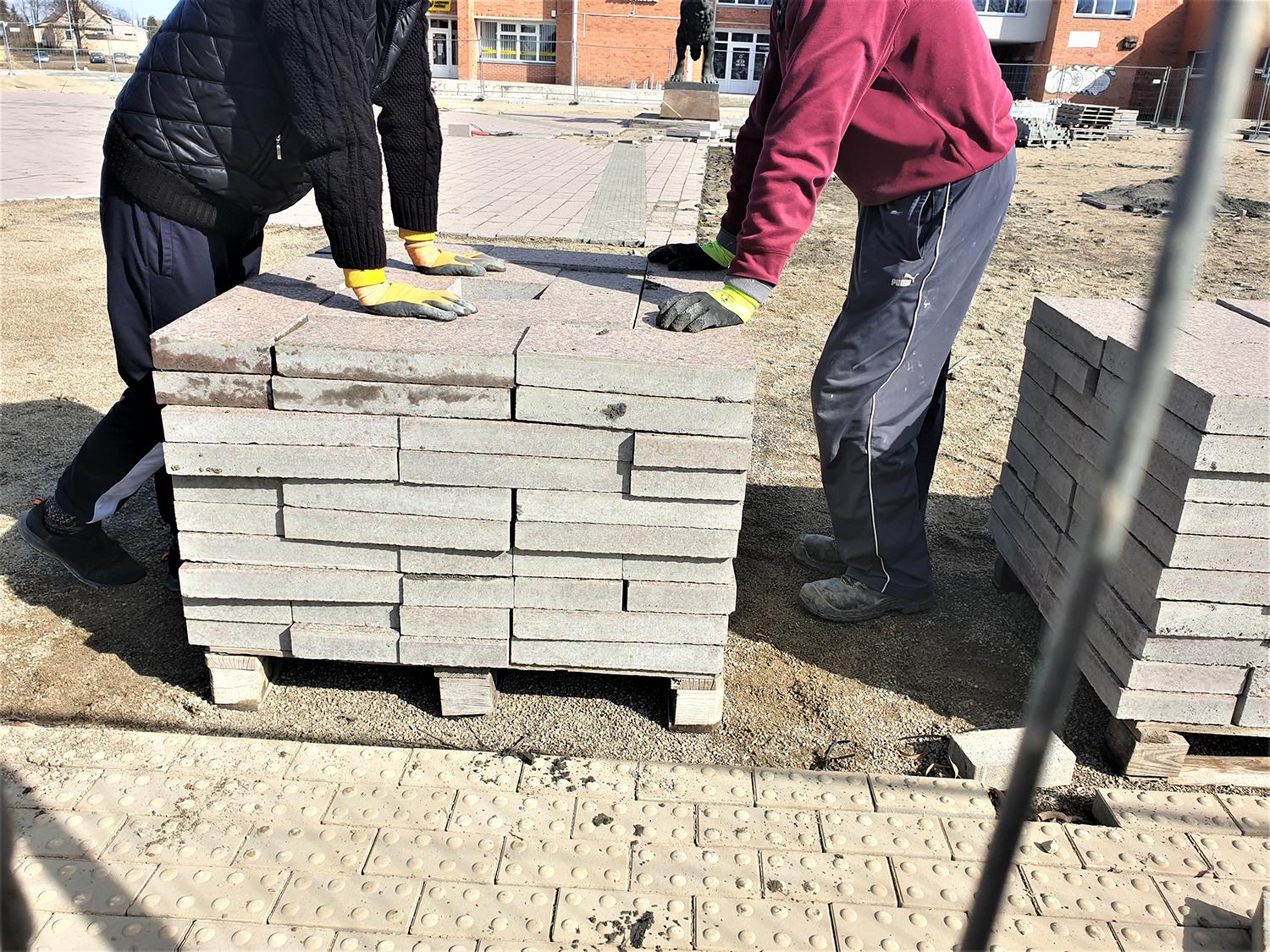 Statybų grimasos: naujas plyteles išima ir keis naujesnėm / Grindinio plytelės išimamos ir bus keičiamos naujomis.