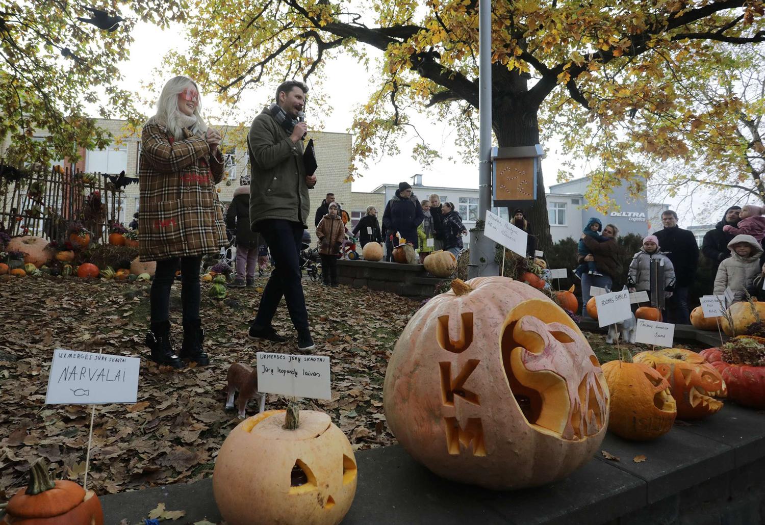 Stebuklingoje pievoje ieškojo pasakų personažų / Prie „Šviečiančių moliūgų žibintų“ buvo įsikūrusi „Pasakų pieva“.