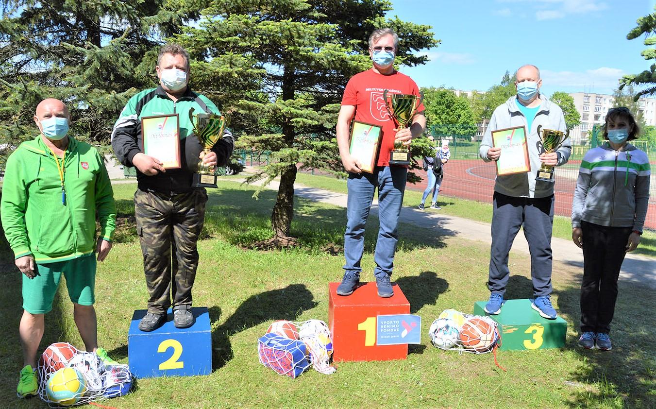 Stipriausi – Deltuvos seniūnijos sportininkai / Ant pakilų – žaidynių prizininkai.  Autoriaus nuotr.