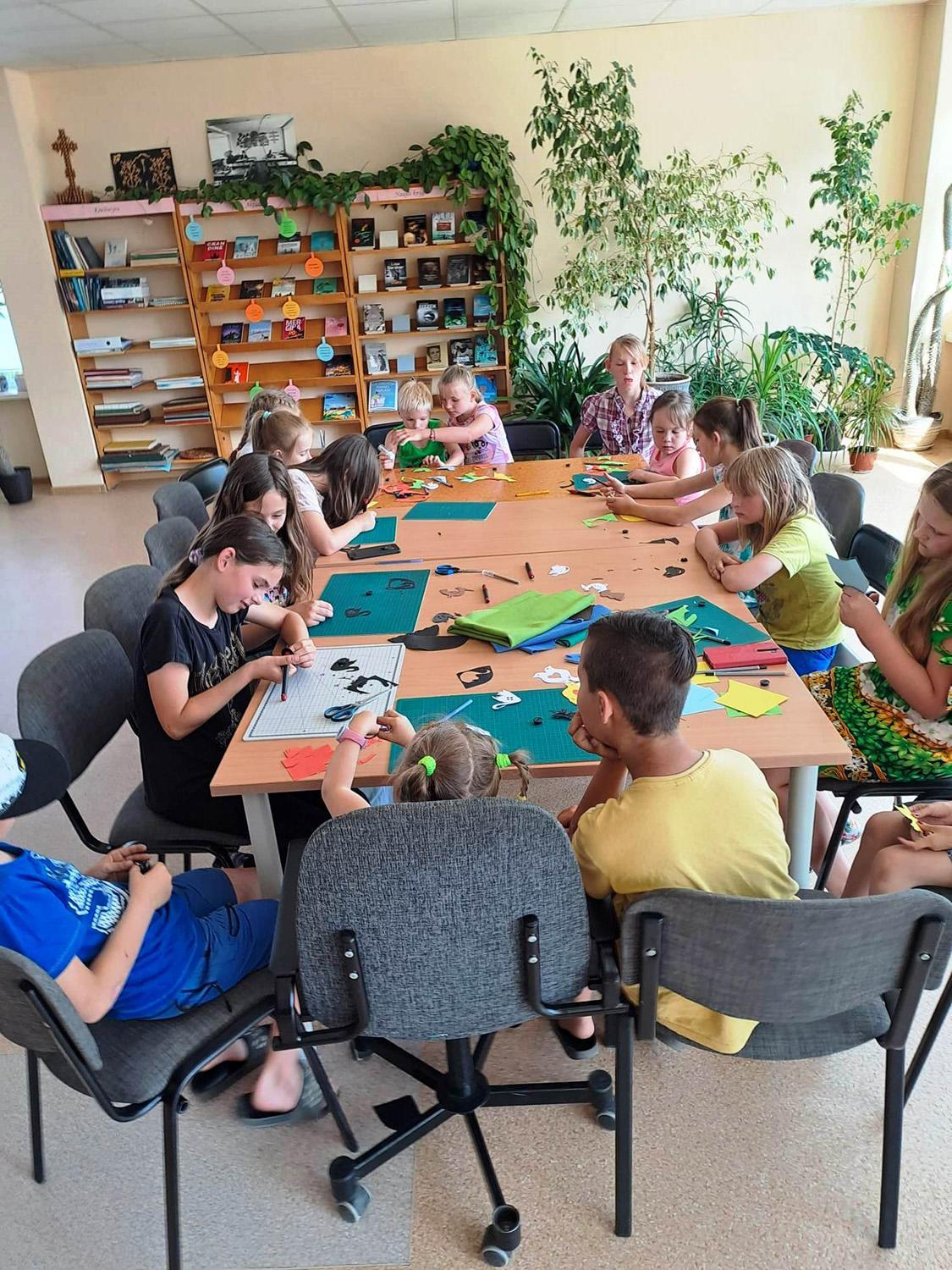 Stovyklautojams duris atvėrė bibliotekos / L. Gričinienės nuotr. Vaikų vasaros stovyklų dalyviai.