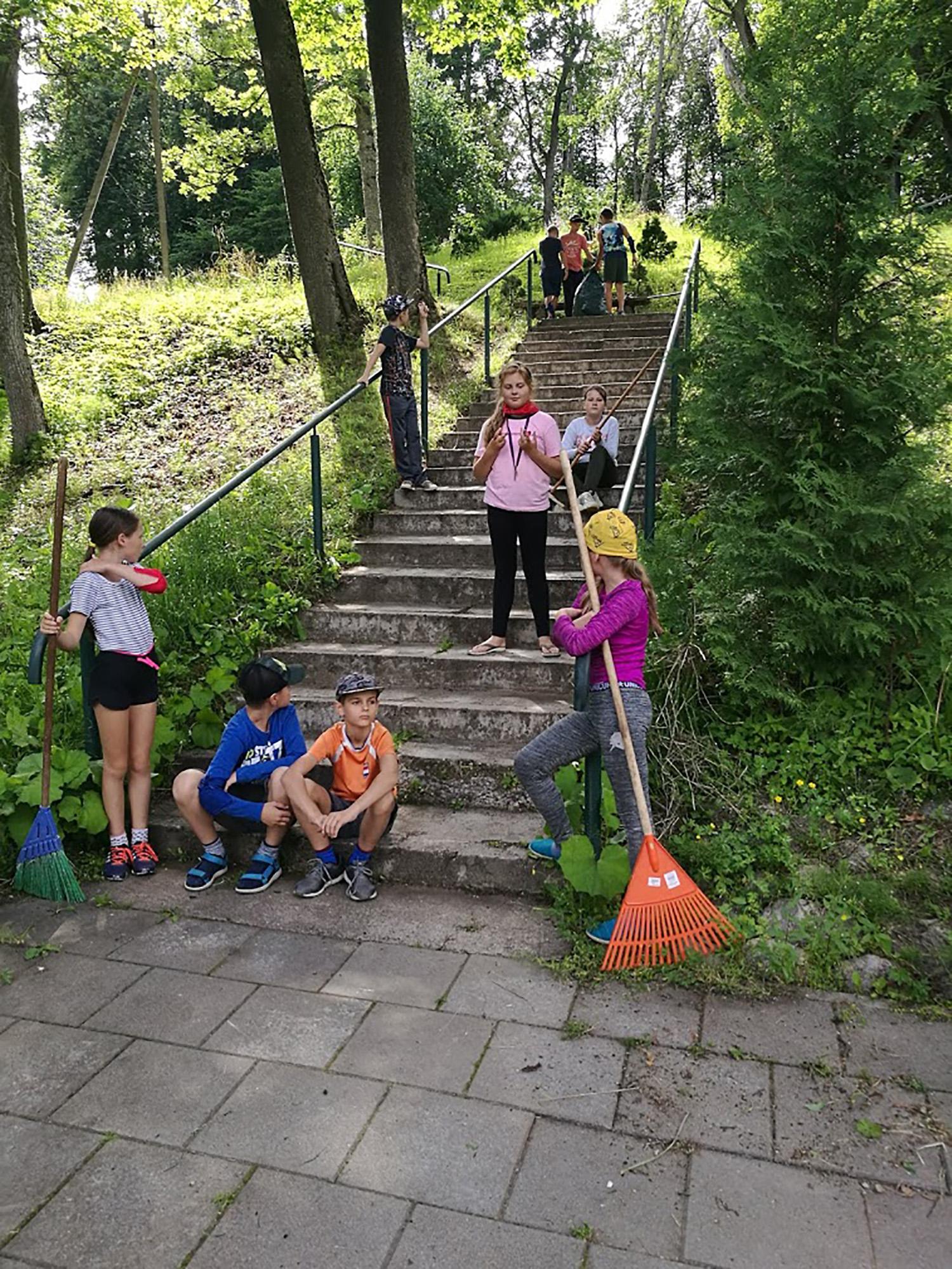 Stovykloje kasdien – po gerą darbą / Pirmiausia – darbai