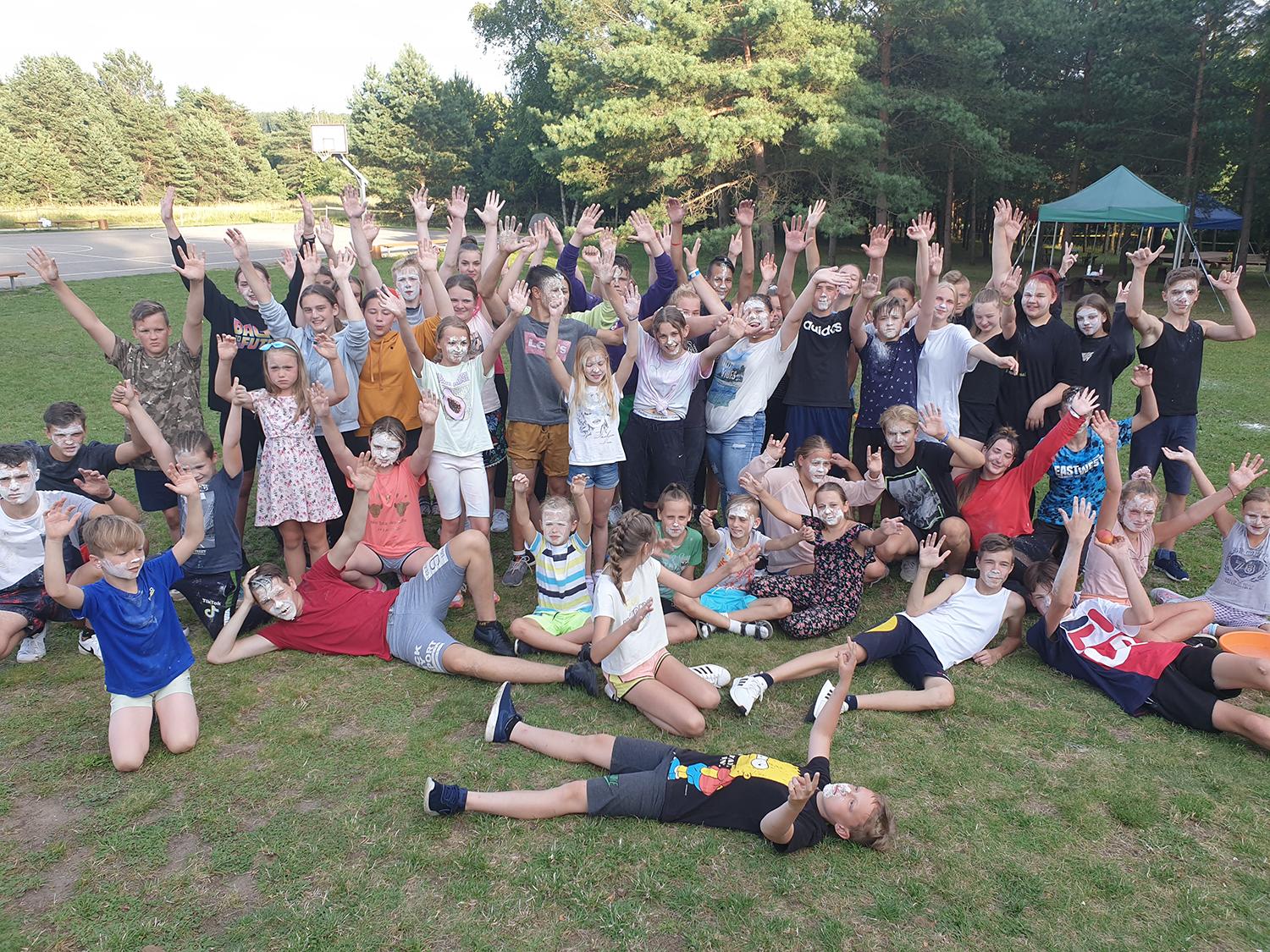 Stovykloje – nė dienos be šypsenos / Į sveikatos stiprinimo stovyklą „Nė dienos be šypsenos“ susirinko net 60 stovyklautojų.