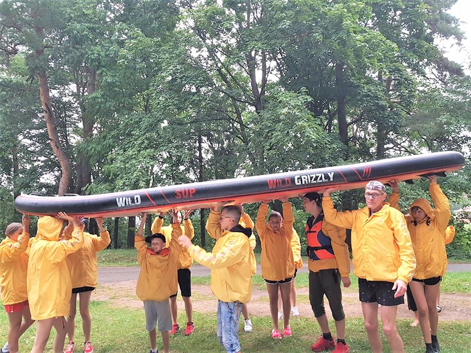 Stovykloje – „Vasara kitaip“ / Daug emocijų stovyklautojams sukėlė valčių lenktynės.