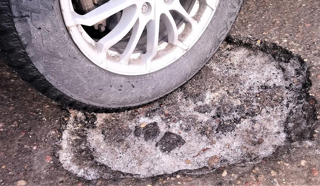 Su duobėmis keliuose žada kovoti / Nutirpus sniegui atsivėrusios duobės gali būti pavojingos.