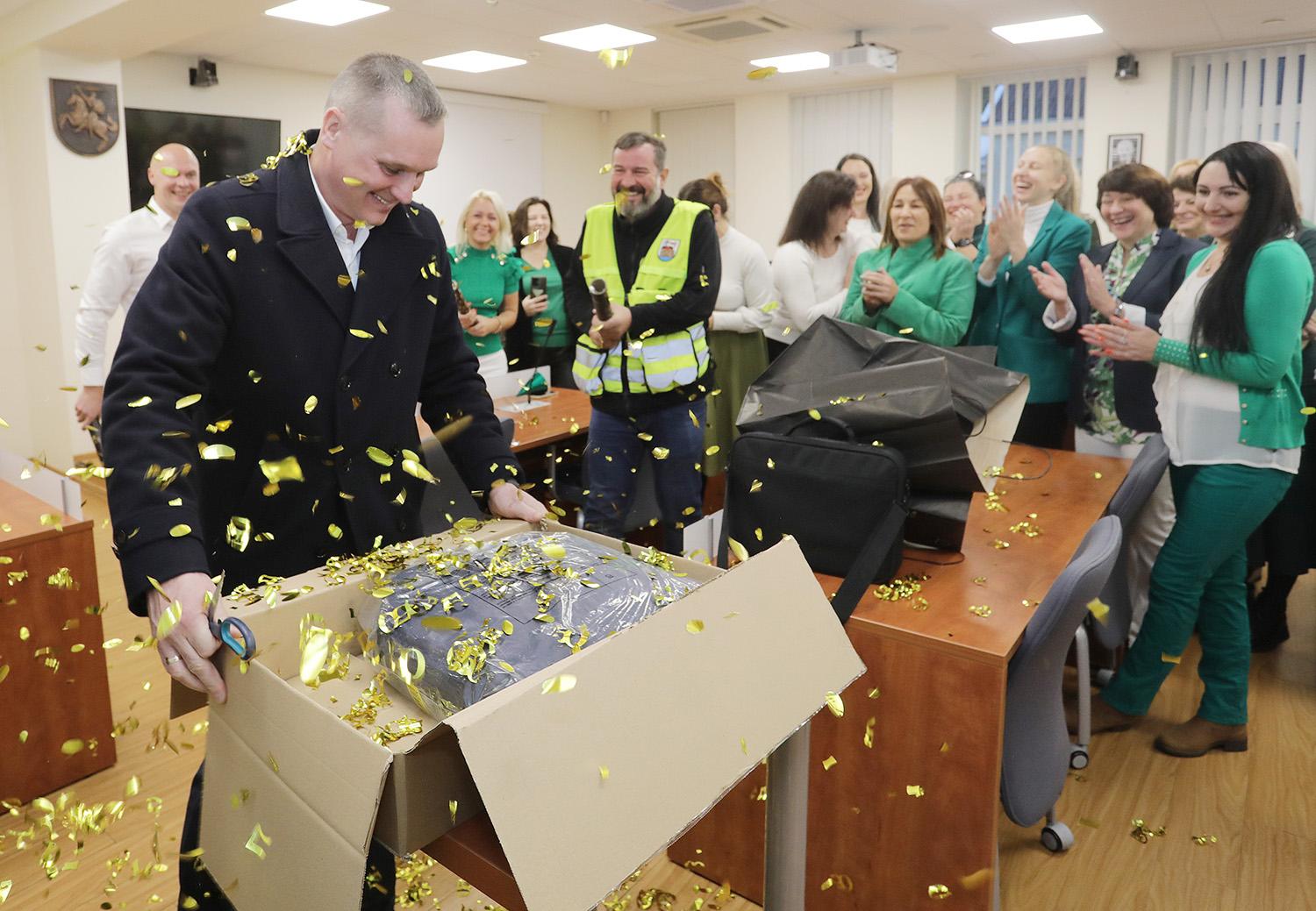 Su jubiliejumi pasveikino rajono merą / Dainiaus Vyto nuotr. Rajono merui – kolegų sveikinimai ir staigmenos.