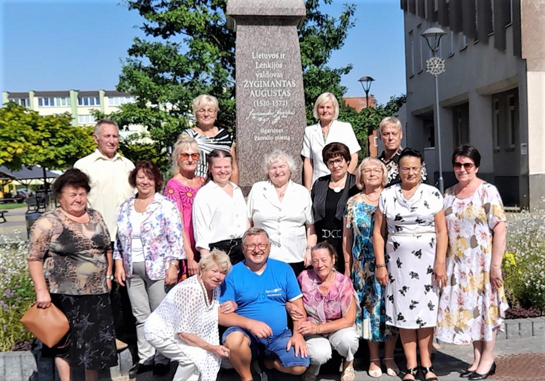 Su kolegomis susitikome Pasvalyje / Prie paminklo Žygimantui Augustui.