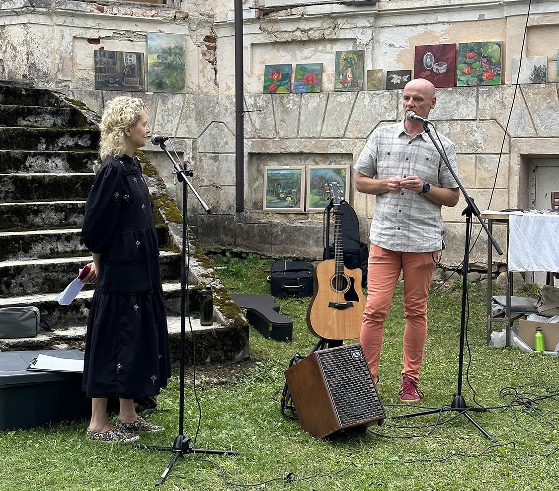 Su vasara atsisveikino tradiciniu festivaliu / Skaistės Vasiliauskaitės-Dančenkovienės nuotr. Aktorius ir rašytojas Juozas Gaižauskas pasakojo apie parašytas knygas ir nueitus kelius.