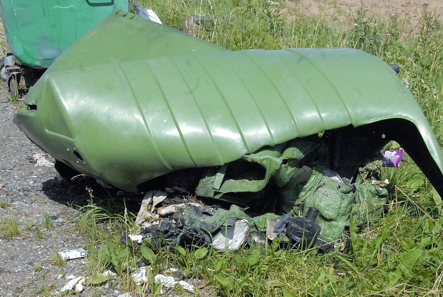 Sudegė šiukšlių konteineriai /