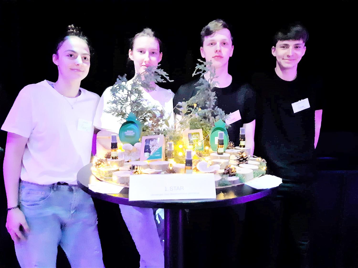 Sukūrė kvapą „Žaliaskarė Ukmergė“ / Jaunieji Jono Basanavičiaus gimnazijos inovacijų kūrėjai.