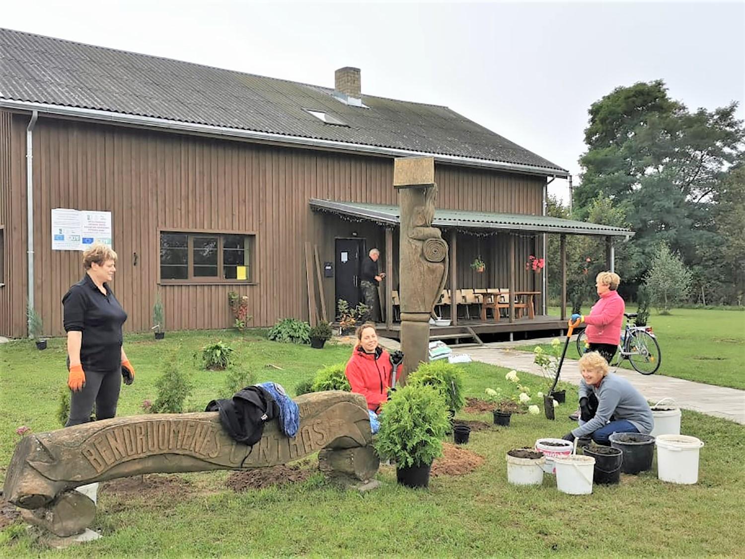 Sulaukė finansavimo – sutvarkė aplinką / Talka sodinant medelius prie bendruomenės namų.