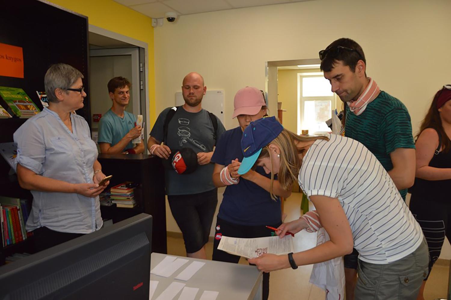 Sulaukė turistų ir iš svetur / Viešnagės akimirka. Bibliotekos feisbuko nuotr.