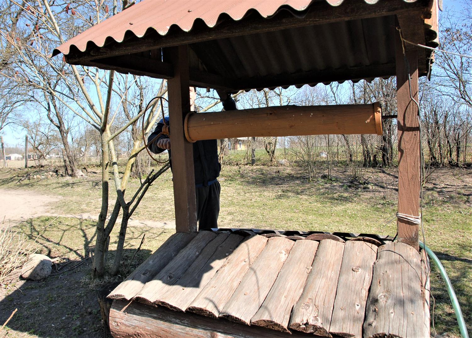 Šulinių ir gręžinių savininkai raginami pasirūpinti vandens kokybe / Gedimino Nemunaičio nuotr. Gyventojai raginami išsitirti šulinių vandenį.
