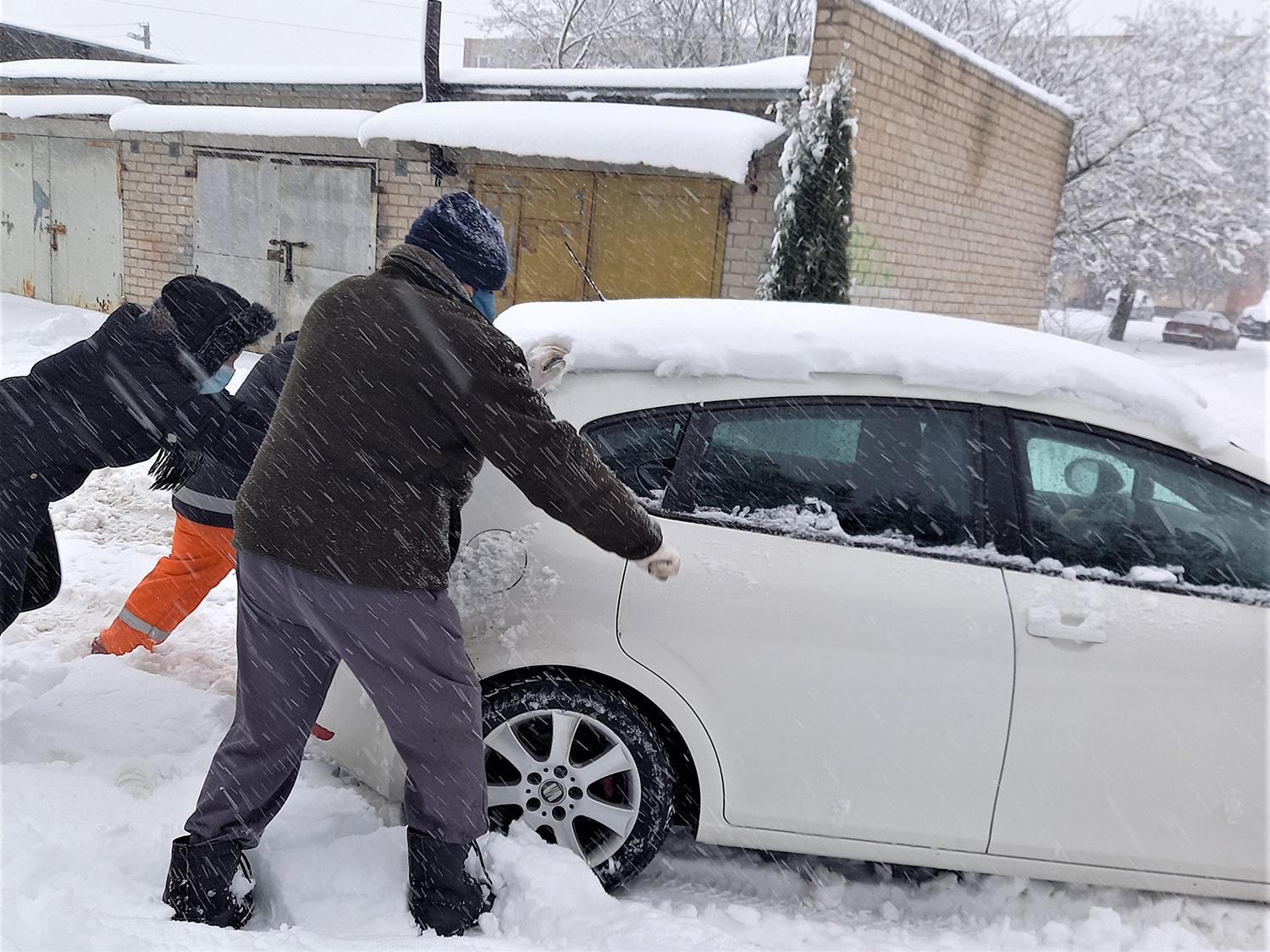 Sunkios eismo sąlygos pažėrė įvykių / Į pagalbą įklimpusiesiems skubėjo kaimynai.