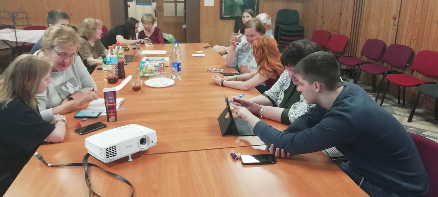 kunigas dekanas Raimundas Kazaitis su Ukmergės dekanato „Carito“ koordinatore Kristina Daveikiene ir savanorėmis.