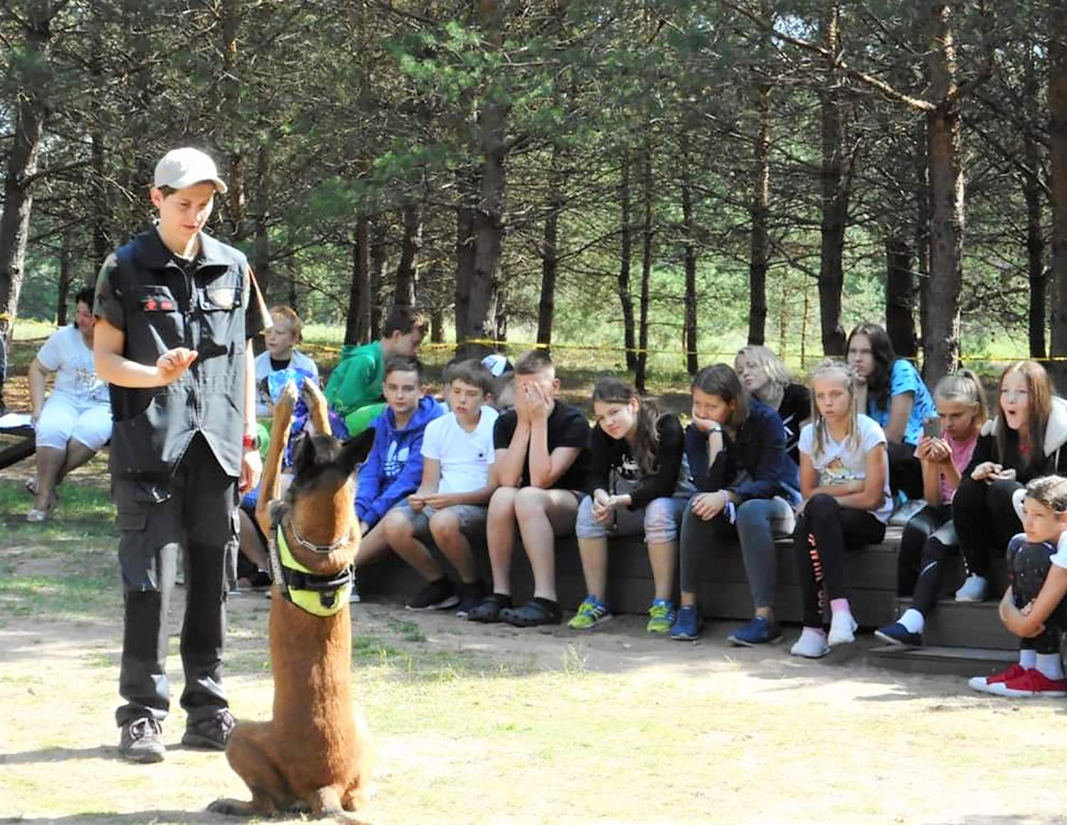 Šunų mokyklėlėje pirmiausia mokomi šeimininkai / Kinologai – laukiami svečiai vaikų renginiuose.