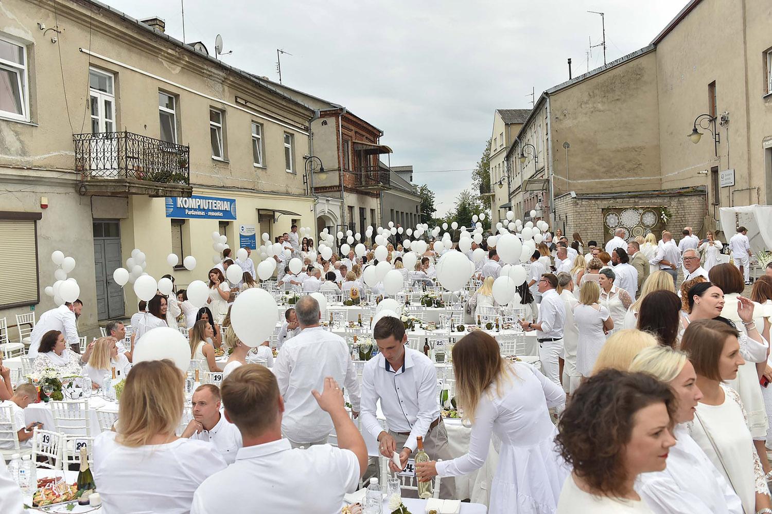 Surengė baltą vakarienę / Pauliaus Šemetos nuotr.