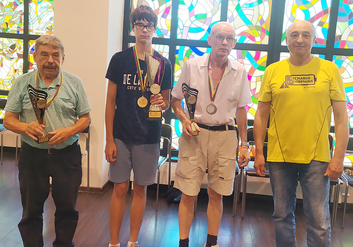 Surengė finalinį šaškių turą / V. Ziezis drauge su stipriausiais šaškininkais A. Riboku