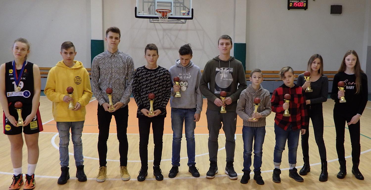 Surengė krepšinio šventę / Nuotr. Geriausieji 2018 m. Ukmergės sporto centro krepšininkai.  UŽ inf.