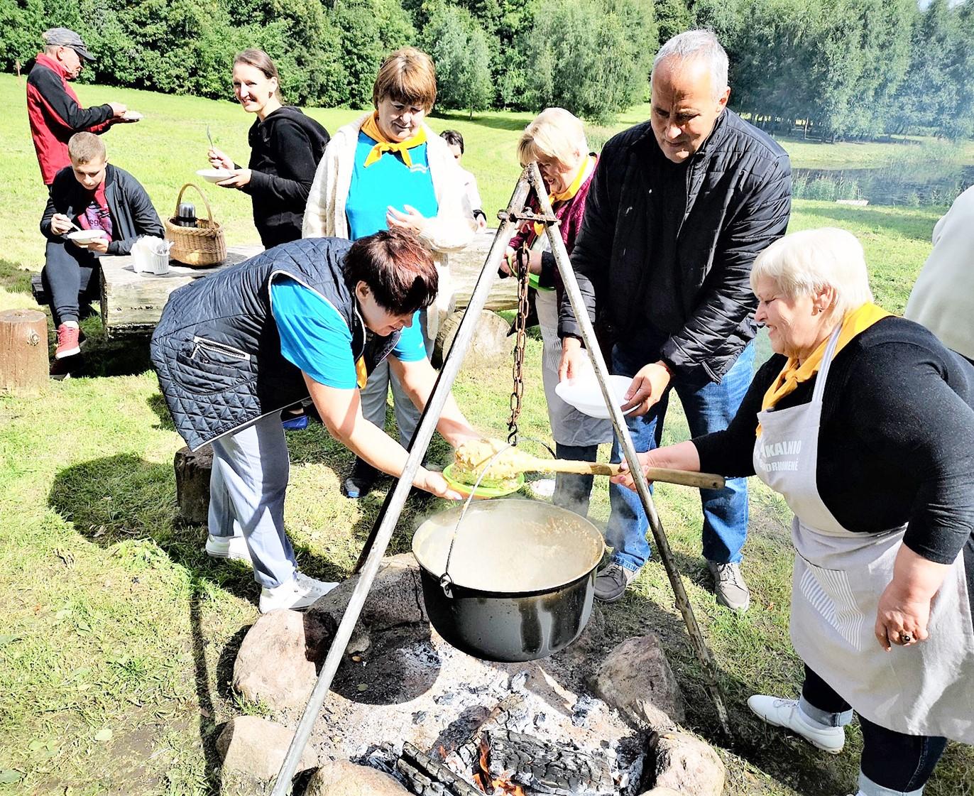 Surengė netradicinio sporto čempionatą / Po rungčių vaišintasi „bendruomeniškumo“ koše.   Alberto Vėbros nuotr.