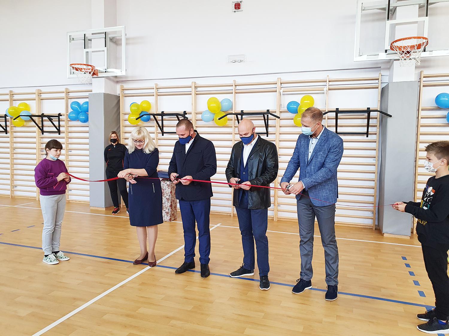 Surengė sporto šventę / Sporto salės atidarymo šventė.