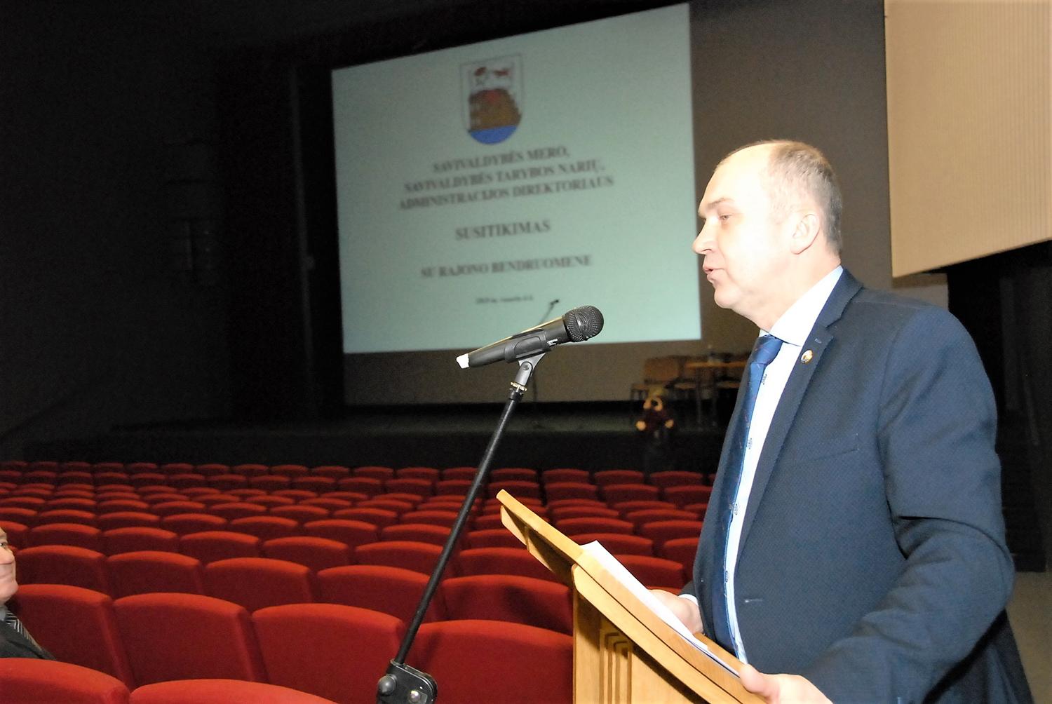 Susitikimas su gyventojais – be diskusijų / Rajono meras Rolandas Janickas į salės vidurį atėjo su visa tribūna. Gedimino Nemunaičio nuotr.