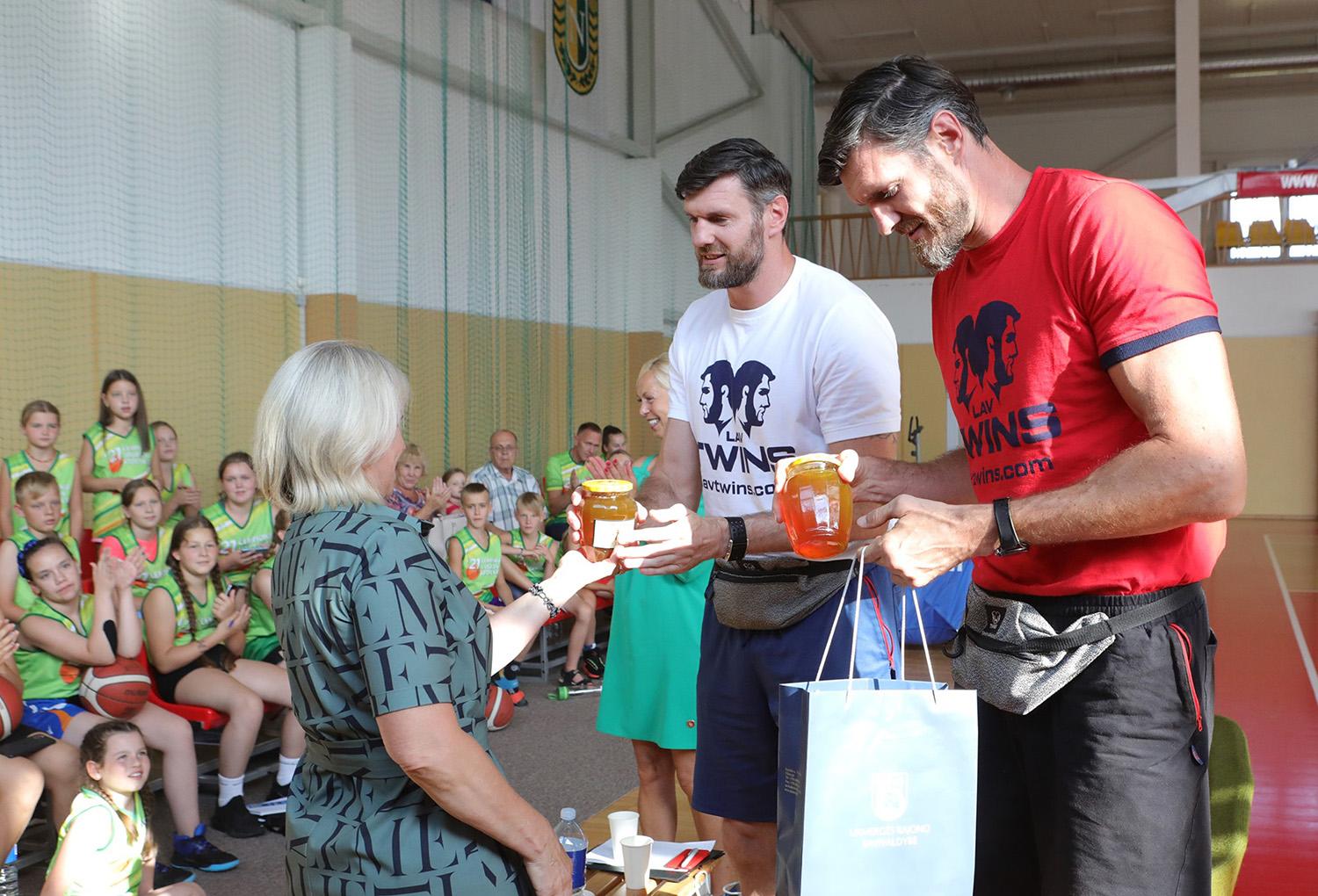 Susitiko su garsiais krepšininkais / Dainiaus Vyto fotoinformacija