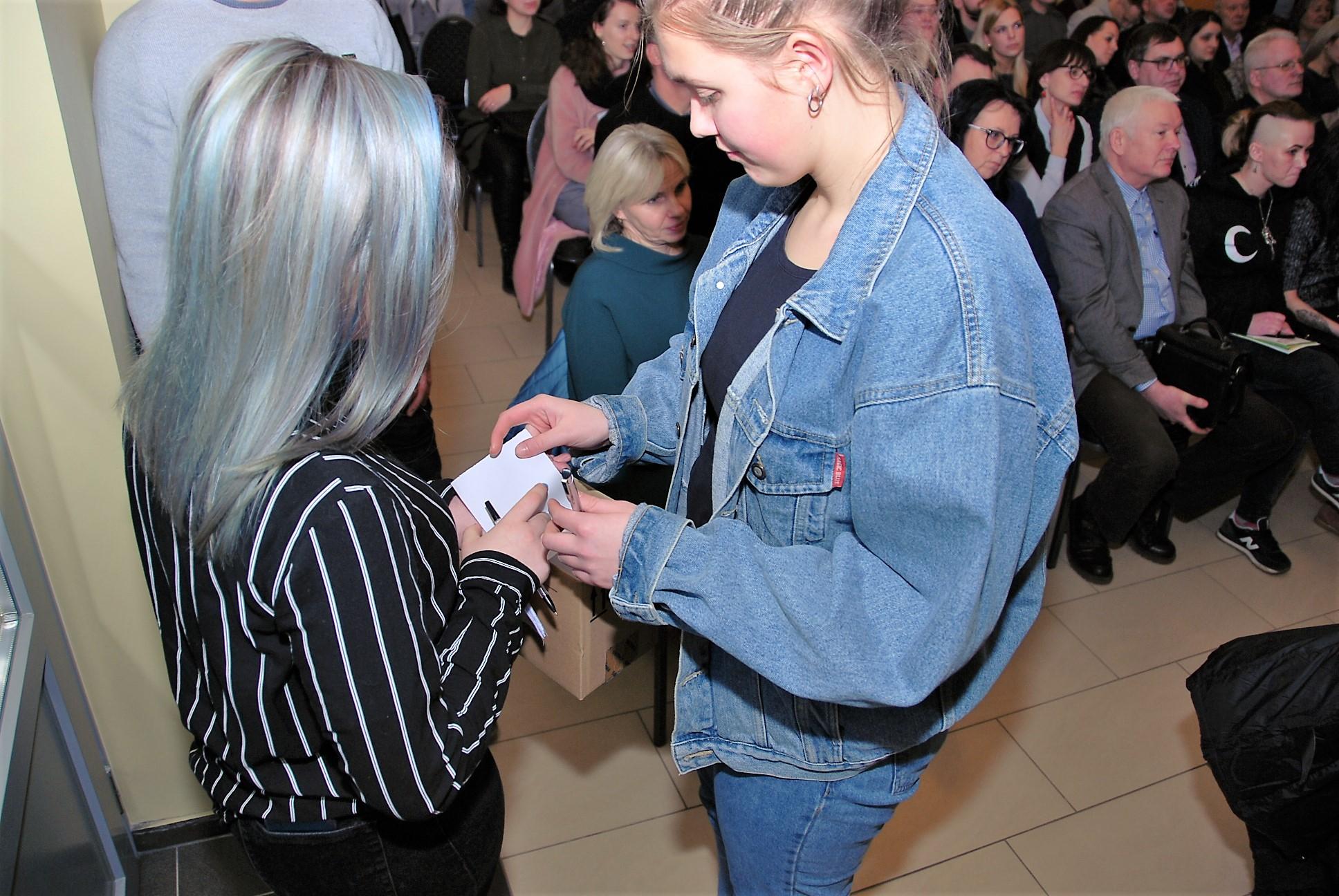 Susitiks debatuose /