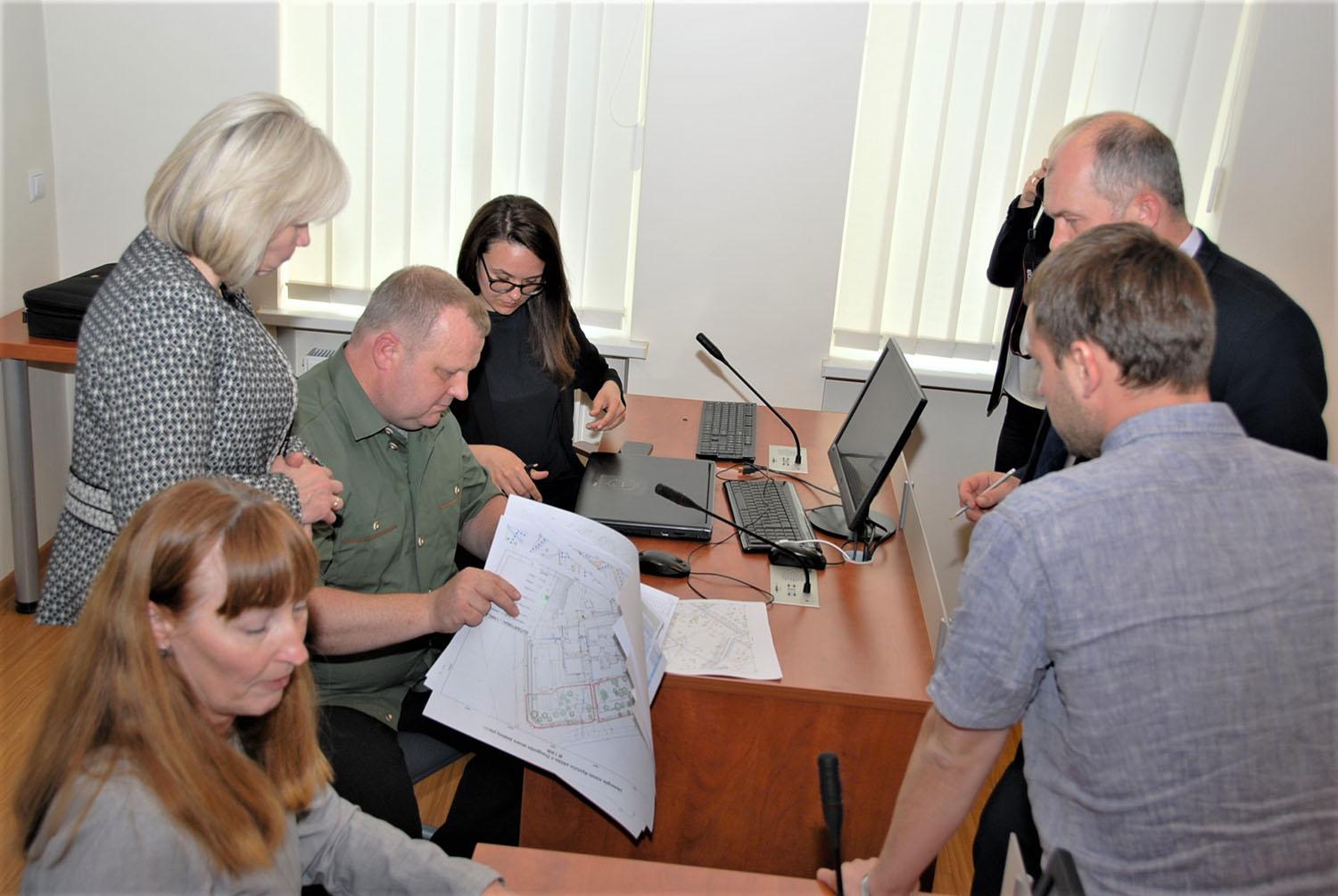 Suskaičiavo Ukmergės parkų medžius / Numatomi želdynų tvarkymo darbai miesto viešosiose erdvėse ukmergiškiams buvo pristatyti praėjusią savaitę vykusiame viešame pristatyme. Gedimino Nemunaičio nuotr.