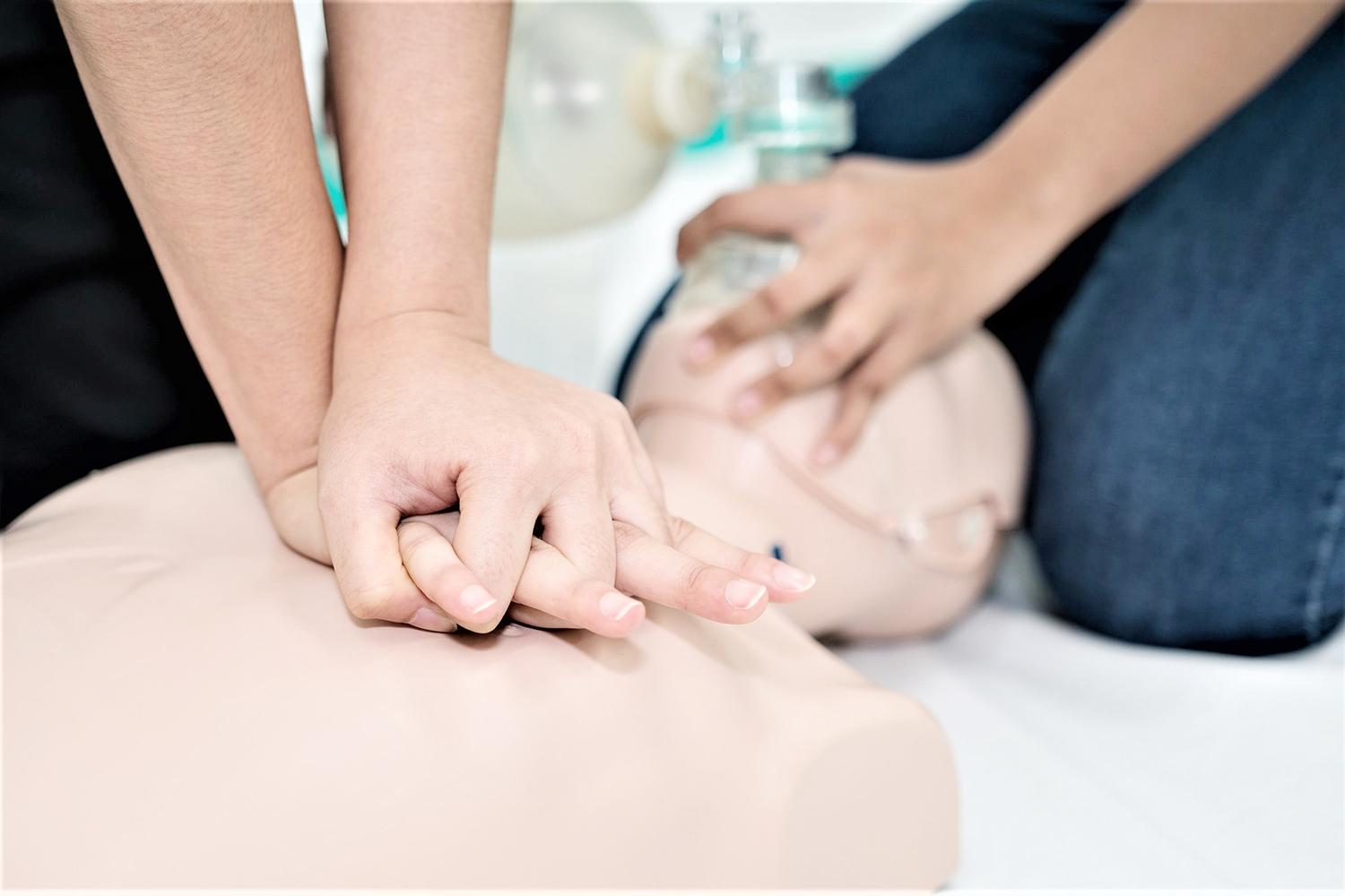 Suteikta pirmoji pagalba – galimybė išgelbėti gyvybę / Operatyviai ir profesionaliai suteikta pirmoji pagalba gali išgelbėti gyvybę.  pirmojipagalba.lt nuotr.