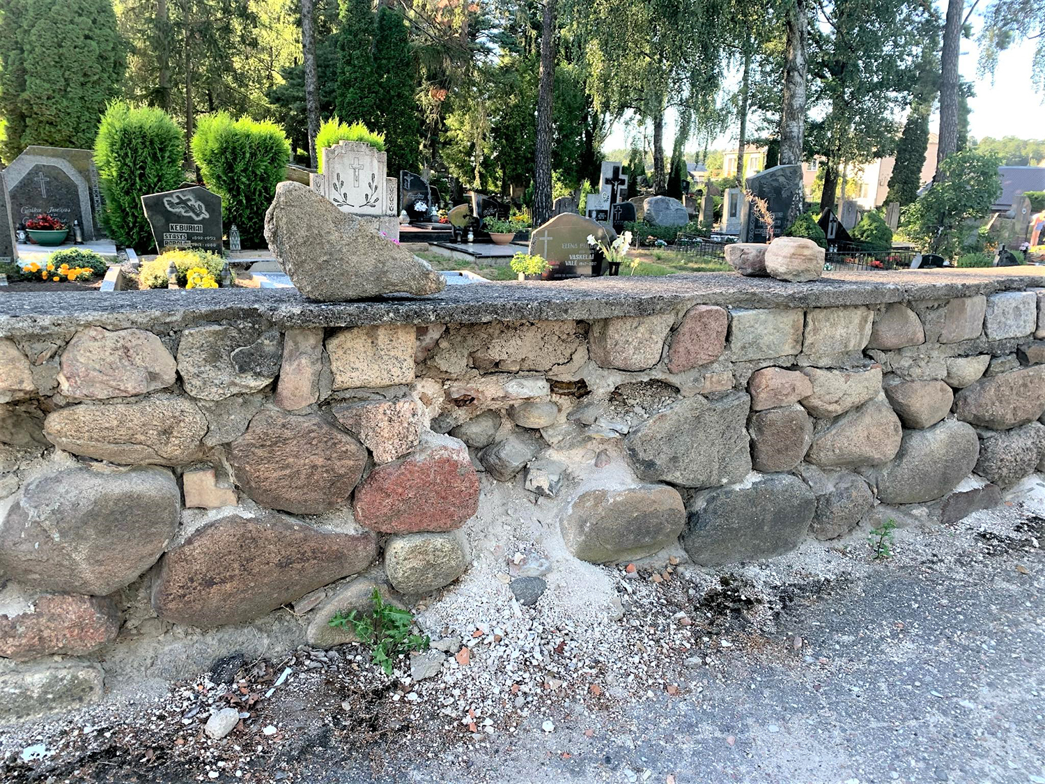 bet pradėjo byrėti tvora / Akmeninei tvorai reikia remonto. R. Laniausko nuotr.