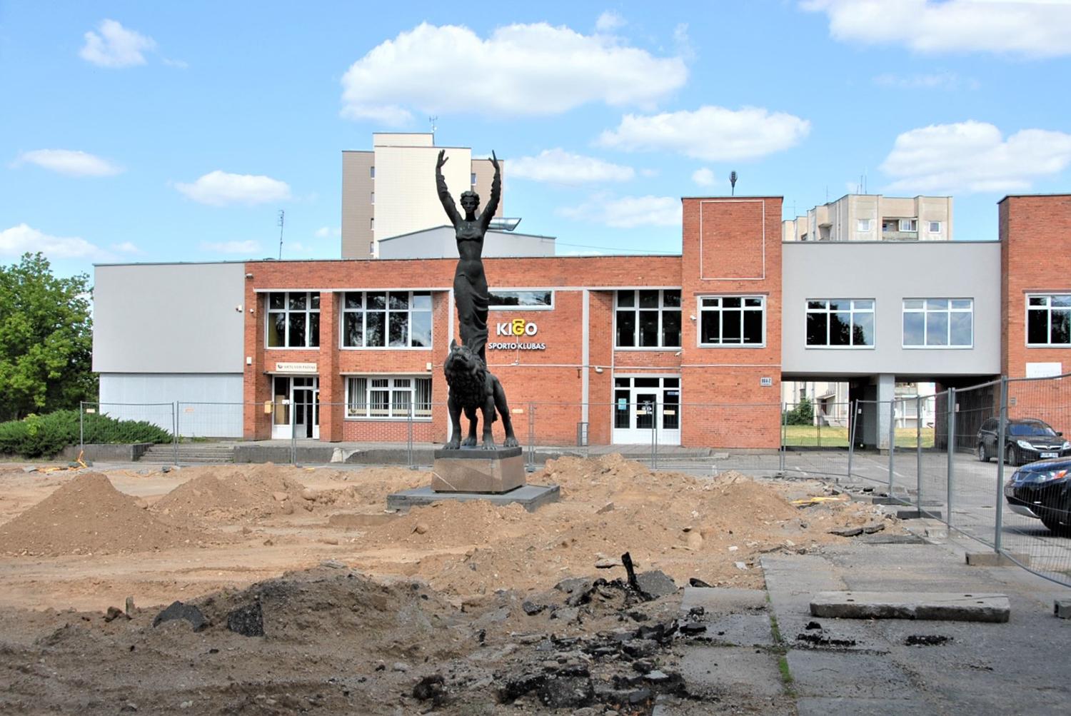 Sutvarkytame skvere bus ir neįprastas – seniūnijų – žemėlapis / Vilkas ir jo pagrobta vaidilutė šiuo metu – statybvietėje. Gedimino Nemunaičio nuotr.