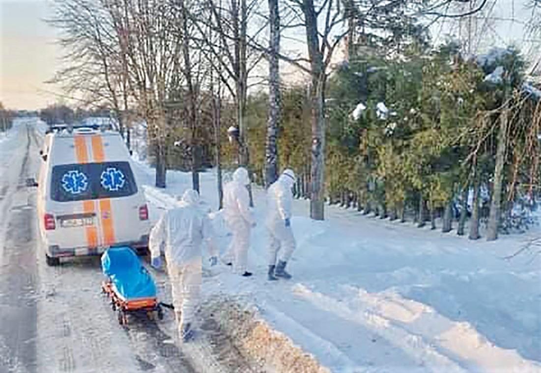 Suveikė dūmų detektorius / Suteikta pagalba išnešant ligonį.  Ukmergės PGT nuotr.