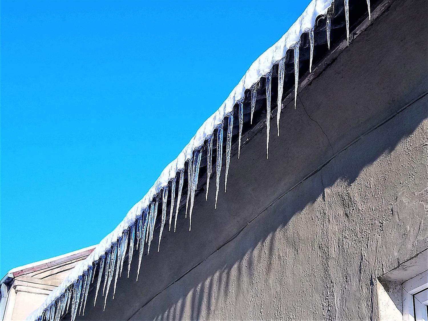 Sužaloti gali ir varveklis / Ant stogų pakibo varvekliai.  Gedimino Nemunaičio nuotr.