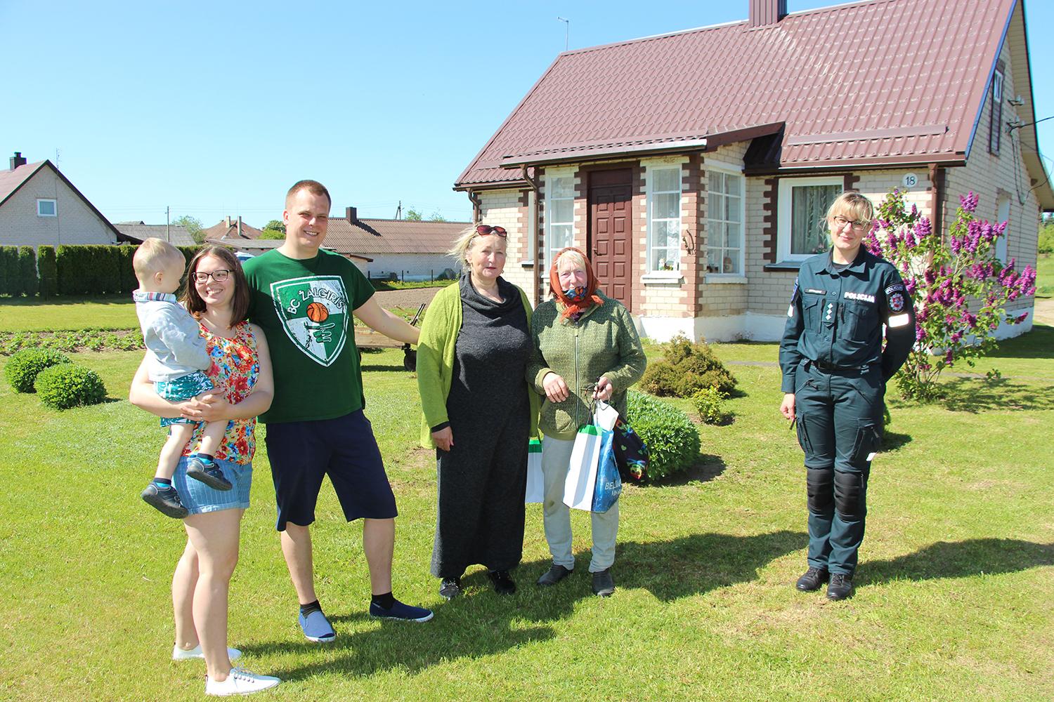 Svarbiausia – gera kaimynystė / Genovaite Majauskiene džiaugiasi visa Jakutiškių kaimo bendruomenė.