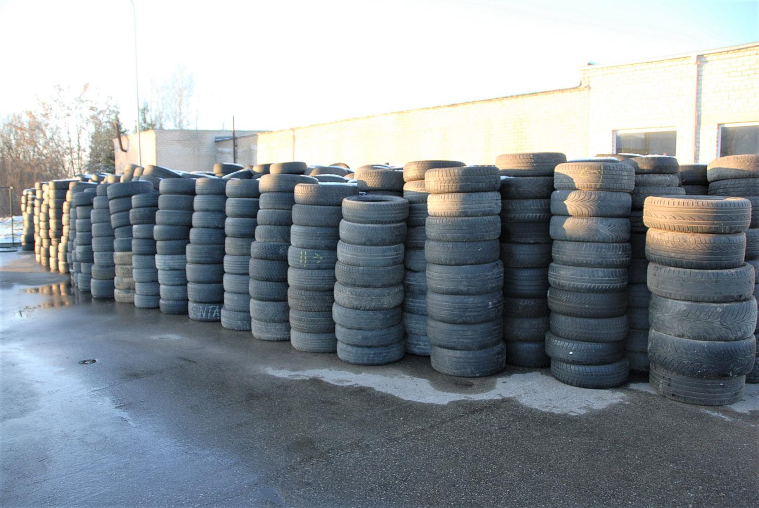 Svarstoma įrengti pirmąjį šalyje padangų depozito punktą / Panaudotas padangas ketina rinkti pasitelkus depozito mokestį.  Gedimino Nemunaičio nuotr.