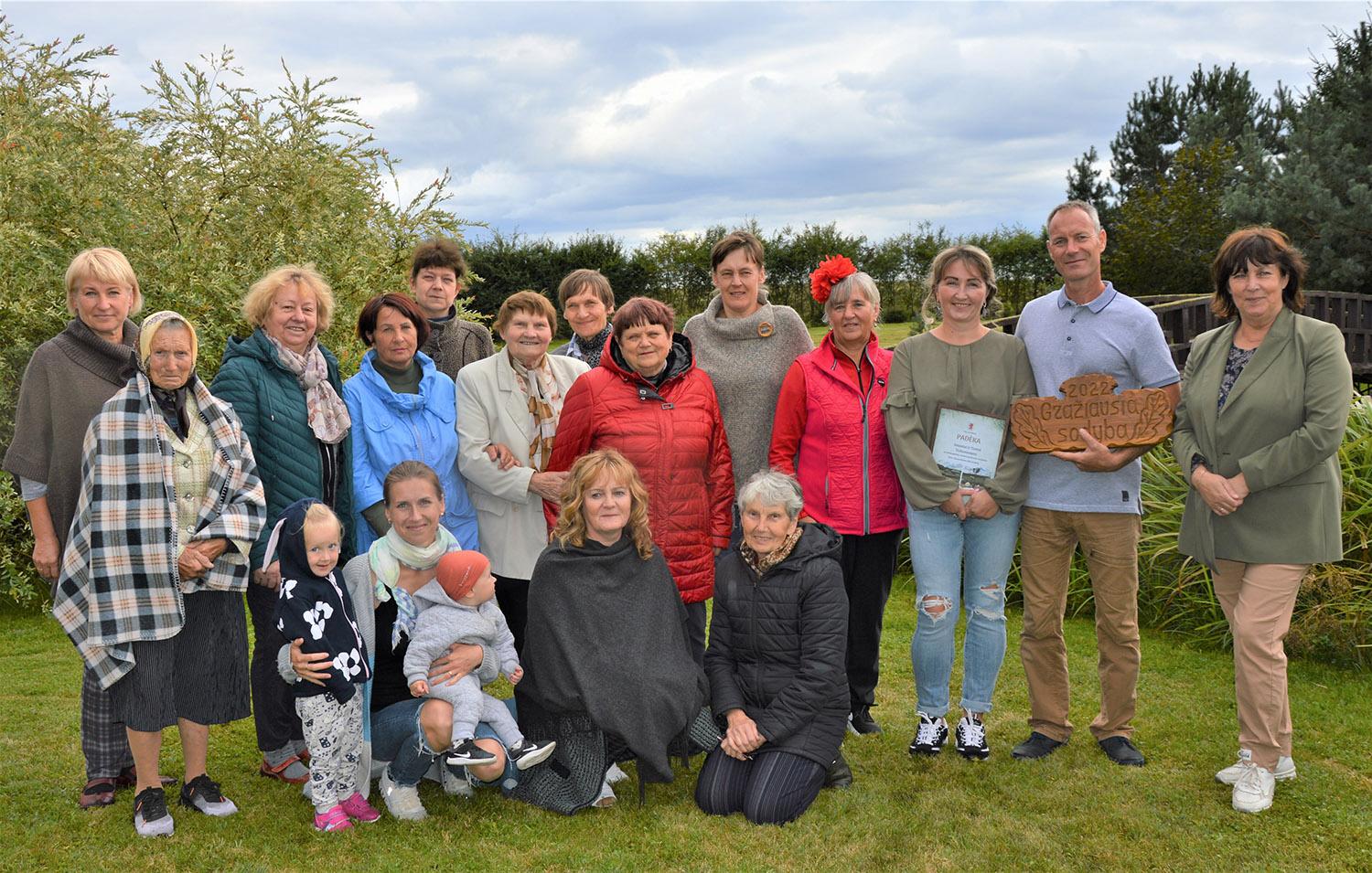 Svečiavomės pas gražiausios sodybos šeimininkus / Jolitos Novikaitės nuotr. Sližių krašto bendruomenės nariai Jolantos ir Tomo Tichonovų sodyboje.