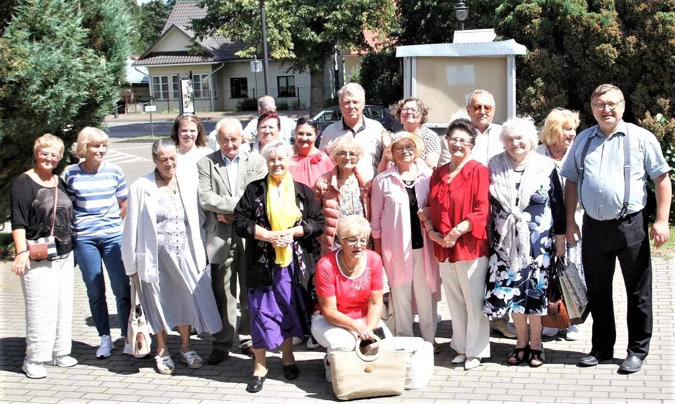 Sveikatą stiprinome kurorte / Ukmergiškiai kartu su gide ir Birštono bendrijos pirmininke.